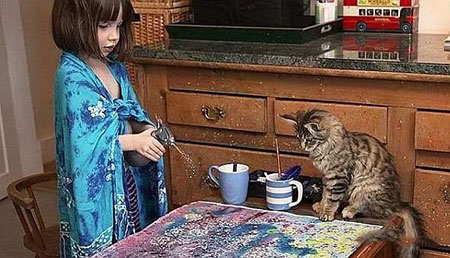 自闭症的5岁小女孩虽是天才 但需要“治疗猫”的陪伴